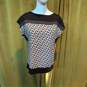 New York & Company Black and White Geometric Patterned Blouse size medium M